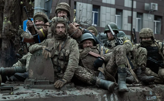 Các vụ ném bom quy mô lớn của quân đội Nga đã gây thiệt hại lớn cho quân đội Ukraine. Hiện lực lượng Quân đội Ukraine chủ lực đảm nhiệm phòng ngự tại Bakhmut bao gồm Lữ đoàn cơ giới 93 và Lữ đoàn bộ binh cơ giới 58.