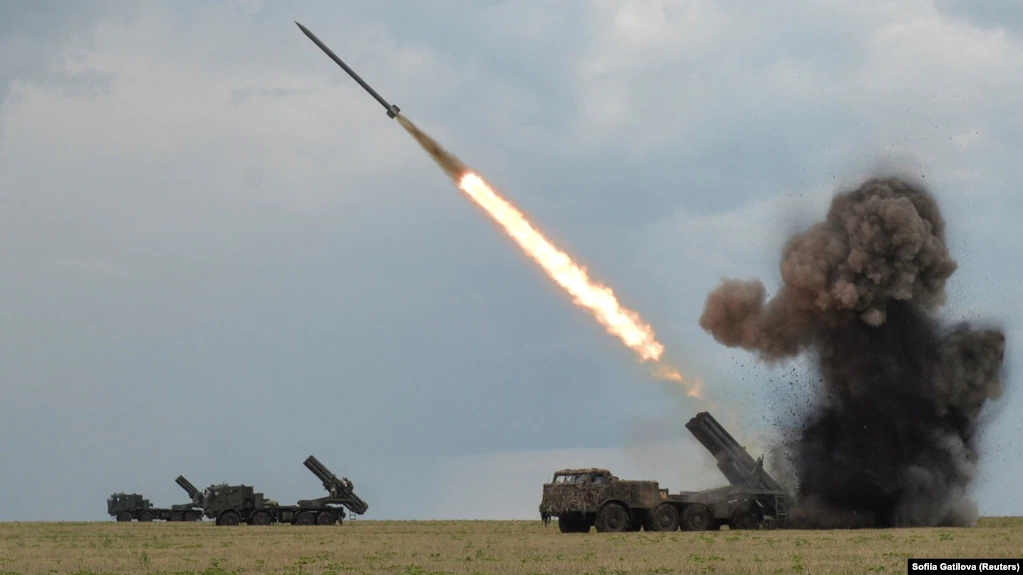 Nếu không có đòn tấn công bằng hỏa lực dày đặc, bộ binh Nga sẽ khó chọc thủng tuyến phòng thủ Ukraine trong bùn lầy. Do quân đội Nga thiếu UAV tích hợp trinh sát và tấn công tiên tiến, nên khó có thể vượt qua vị trí này trong thời gian ngắn. Nhưng Nga có khả năng sử dụng Bakhmut như một “lỗ đen”, để tiêu hao lực lượng và vũ khí của Ukraine.