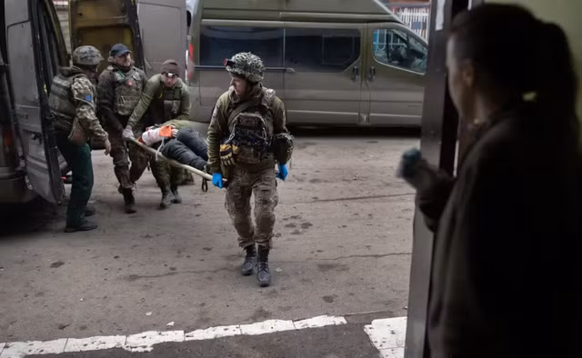 Theo thống kê của các bệnh viện địa phương, khoảng 240 quân nhân Ukraine bị thương được các bệnh viện tiếp nhận mỗi ngày và một số lượng lớn xe cứu thương, xe bọc thép chở quân và ô tô cá nhân đưa những người bị thương vào bệnh viện hàng ngày.