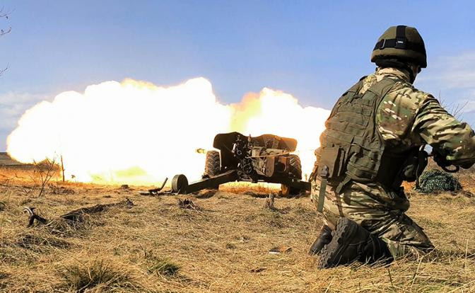 “Mọi đoàn xe ra vào sẽ không còn đi lại tự do mà không bị trừng phạt nữa. Việc sơ tán, đạn dược, tất cả nguồn dự trữ mà họ sẽ gửi đến đó đều đã bị quân Nga khống chế bằng hỏa lực. Họ không để tha bất cứ mục tiêu nào”, tài khoản “Ore” viết.