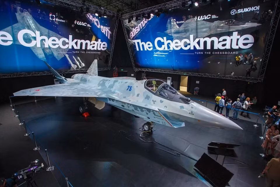 Trước thương vụ Rafale, nhiều người cho rằng UAE sẽ không mua thêm máy bay không có tính năng tàng hình, mà sẽ mua F-35 hoặc Su-75 Checkmate của Nga, mà nước này được cho là đã tham gia vào quá trình phát triển.