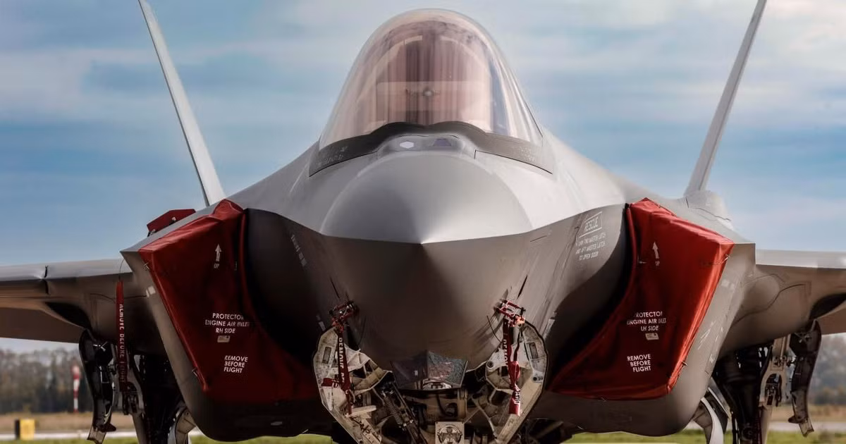 Theo các chuyên gia phân tích, việc UAE hủy bỏ hợp đồng mua F-35 của Mỹ là do UAE vừa đặt mua 80 máy bay chiến đấu Rafale từ Công ty Dassault của Pháp. Do hạn chế về kỹ thuật, sử dụng và tài chính, UAE đã đưa ra quyết định ngừng thảo luận về việc mua máy bay chiến đấu với Lockheed Martin.