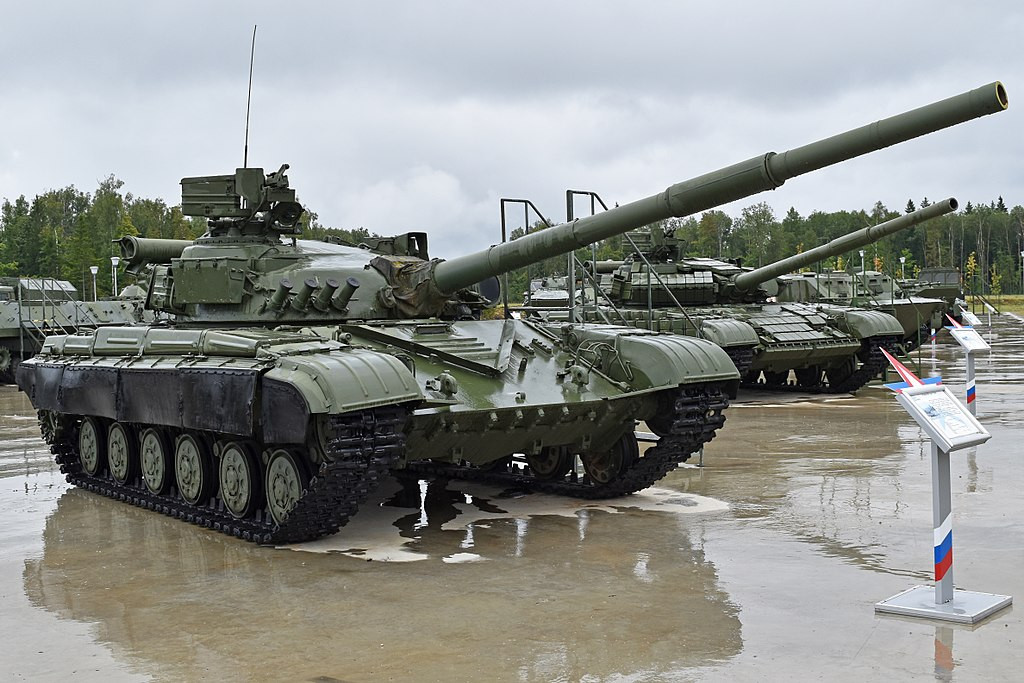 Năm 1976, xe tăng T-64B được đưa vào trang bị cho quân đội Liên Xô, sử dụng pháo tăng 125mm 2A46 cải tiến và hệ thống điều khiển hỏa lực ổn định toàn diện 1A33. Đồng thời T-64B trang bị máy tính đạn đạo điện tử, máy đo xa laser thế hệ mới và bộ ổn định hai chiều cải tiến, giúp giảm thời gian ngắm bắn khi xe đang vận động. 