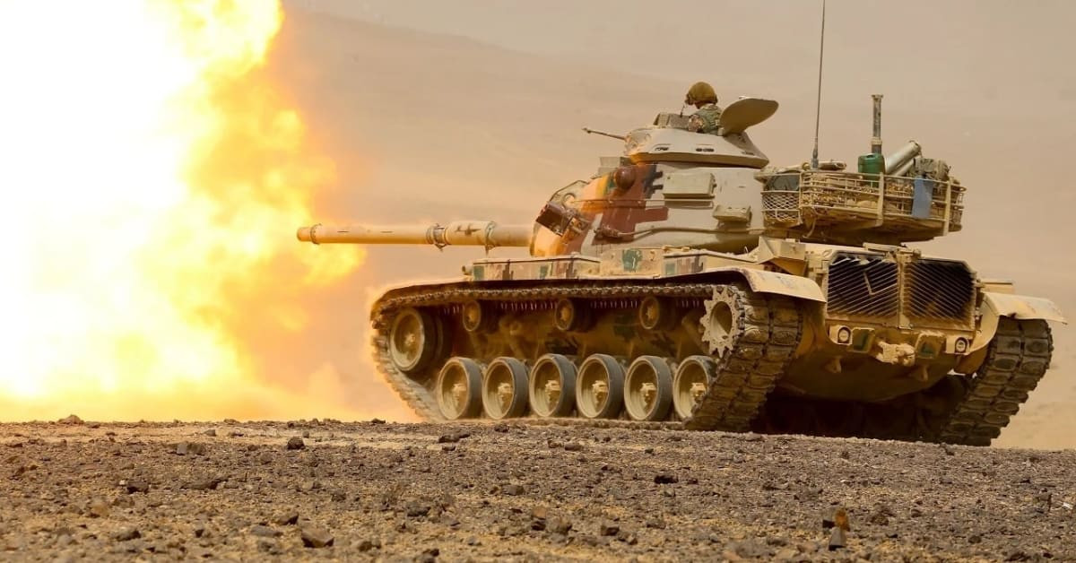 Đồng thời, do sự phổ biến rộng rãi của tên lửa chống tăng, lớp giáp thép đồng nhất góc nghiêng bất khả chiến bại và tháp pháo đúc tròn của Liên Xô trong những năm 1950, đã chứng tỏ không thể chống lại các cuộc tấn công trực diện từ vũ khí chống tăng.