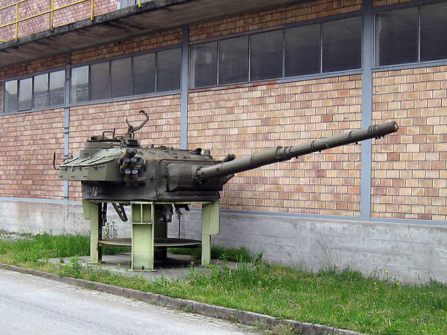 Với trình độ kỹ thuật của những năm 1960, đạn xuyên giáp của pháo tăng 105mm L7 do Anh sản xuất, đã không thể xuyên thủng giáp trước của T-64 dù ở cự ly rất gần. Độ dày xuyên giáp trung bình của tên lửa chống tăng thế hệ đầu tiên là từ 300-400mm, gây khó khăn cho việc xuyên thủng mặt giáp trước của T-64. 