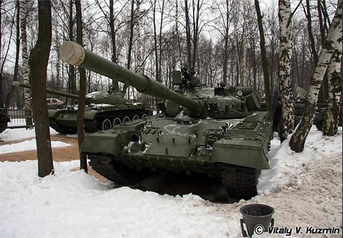 T-64 vẫn sử dụng pháo nòng trơn 115mm có cỡ nòng tương tự T-62, nhưng mẫu mã và quy trình chế tạo cụ thể khác nhau, do đó sơ tốc đầu nòng của nó được cải thiện so với pháo nòng trơn 115mm 2A20 của T-62. Pháo có thể bắn ba loại đạn là đạn xuyên giáp ổn định bằng cánh đuôi, đạn nổ phá và đạn lõm xuyên giáp.