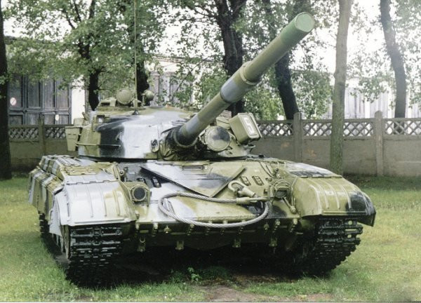 Năm 1969, mẫu xe tăng T-64 cải tiến đầu tiên là T-64A được nâng cấp với pháo nòng trơn 125mm 2A26; đây là loại pháo có cỡ nòng lớn hơn được đưa vào sử dụng, giúp bắn đạn xuyên giáp ổn định bằng cánh đuôi, có thể xuyên thủng giáp tăng phương Tây với độ dày 380mm ở cự ly 1.000 mét.