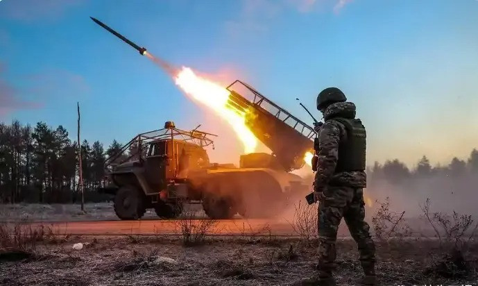 Khi phát hiện điểm trú quân, tập kết của AFU, RFAF dùng pháo phản lực phóng loạt BM-21 Grad phóng đạn cấp tập. Loại pháo này có thể phóng loạt 40 quả tên lửa trong một loạt, có tác dụng tấn công các mục tiêu có diện tích rộng. Nhiều ngày pháo kích liên tục đã làm suy yếu khả năng phòng thủ và tinh thần của lính Ukraine, tạo điều kiện cho lực lượng bộ binh tiến công. 