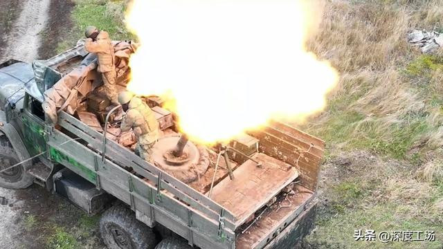 Cùng với đó, RFAF đã tận dụng ưu thế trên không để tấn công quân Ukraine ở Kursk. Máy bay ném bom chiến đấu Su-34 đã ném bom vào tuyến phòng thủ của Ukraine, trong khi nhiều UAV trinh sát tầm trung, theo dõi hoạt động của AFU suốt ngày đêm và cung cấp thông tin tình báo theo thời gian thực cho pháo binh bắn phá. Chế độ chiến đấu ba chiều này, giúp nâng cao hiệu quả chiến đấu của RFAF.