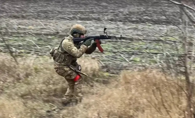 Quân đội Nga áp dụng chiến thuật "quả cầu tuyết", trước tiên là đột phá vào những điểm yếu trong tuyến phòng thủ của AFU, rồi sau đó dần mở rộng kết quả của trận chiến. Chiến thuật này khiến AFU khó có thể tập trung lực lượng để phòng thủ hiệu quả, buộc họ phải liên tục điều chỉnh các tuyến phòng thủ và tiêu tốn các nguồn lực cơ động chiến lược. 