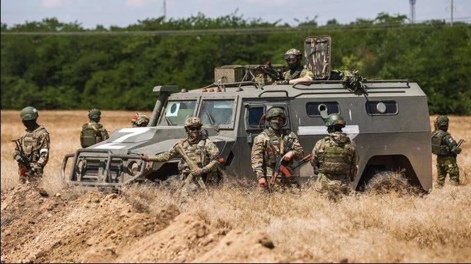 Hiện tại, các binh sĩ của Sư đoàn bộ binh cơ giới 150 của Nga đã triển khai sâu vào nhiều tòa nhà khác nhau ở thành phố Marinka và tiến vào khu vực phòng thủ cốt lõi của Quân đội Ukraine. 