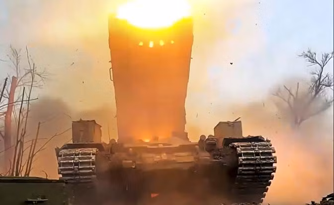 Theo kênh “Phóng viên quân sự Mùa xuân Nga” trên mạng xã hội Telegram cho biết, “Làng Krynki tràn ngập thi thể của lính thủy đánh bộ Ukraine; một số lượng đáng kể trong số họ đã bị bắt trong các nỗ lực đổ bộ”. Tuy nhiên lực lượng vượt sông của Ukraine vẫn tiếp tục bám trụ.