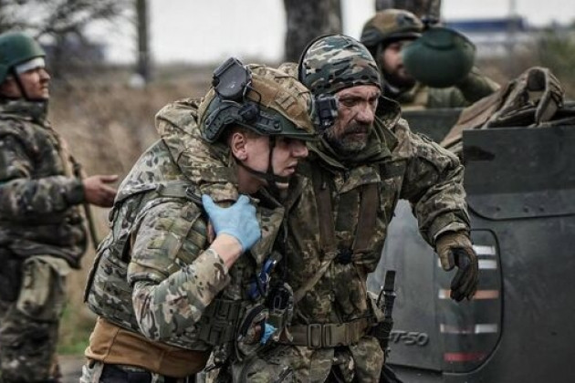 Trang blogger quân sự mang tên “Callsign “OSETIN” đã viết rằng, những người lính Ukraine vượt sông, đang trấn giữ đầu cầu Krynki trong những điều kiện khủng khiếp như thế nào. “Pháo nhiệt áp TOS, tên lửa, pháo binh, súng cối, UAV tự sát, bom hàng không liên tục nã xuống khu vực quân Ukraine đổ bộ; thương vong quá lớn”. 