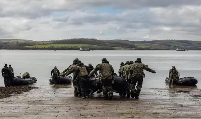 Trang tin Dnieper Frontier đã đăng hai video mới, một video lính Nga dùng UAV tự sát Lancet tiêu diệt Thủy quân lục chiến Ukraine ở bờ bắc (hay còn gọi là bờ phải hoặc bờ tây, do phía Ukraine kiểm soát).