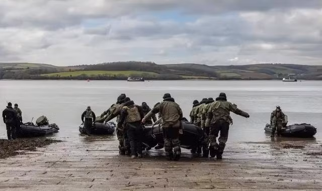 Trang tin Dnieper Frontier đã đăng hai video mới, một video lính Nga dùng UAV tự sát Lancet tiêu diệt Thủy quân lục chiến Ukraine ở bờ bắc (hay còn gọi là bờ phải hoặc bờ tây, do phía Ukraine kiểm soát).