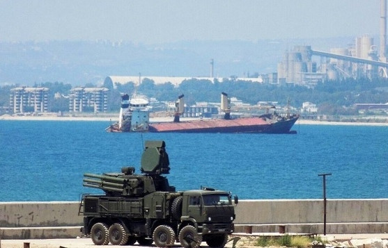 "Tình hình của căn cứ hải quân ở Tartous cũng tương tự như vậy. Tất nhiên, vẫn có thể bảo vệ và duy trì được căn cứ trong một thời gian khá dài nếu Nga vẫn duy trì lực lượng ở đó, nhưng căn cứ sẽ không thể hoạt động được hoặc hoạt động rất hạn chế", Fighterbomber nhận định. 