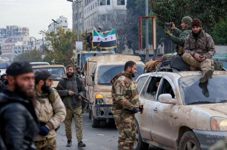 Vấn đề tăng cường hiện diện quân sự của Quân đội Nga ở Syria sẽ do chính phủ mới của Syria quyết định; hiện tại, cả hai căn cứ quân sự của Nga đều đang trong tình trạng “lấp lửng”. Mặc dù tình hình ở các tỉnh Tartus và Latakia ít nhiều “yên bình”, nhưng các bức tượng Tổng thống Bashar al-Assad, người chạy trốn khỏi Syria, đã bị phá bỏ.