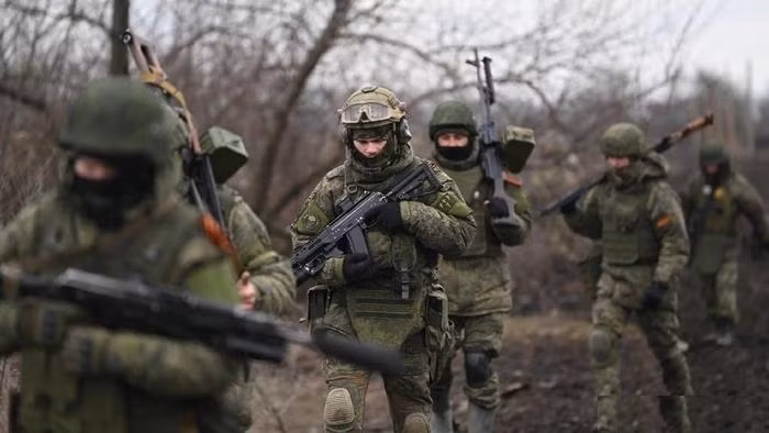 Vì vậy, trên thực tế, các lực lượng tấn công của Nga và phòng thủ của Ukraine theo hướng thành phố Pokrovsk và Kurakhove đang dần hợp nhất. Nhiều đơn vị Ukraine hiện đang phòng thủ tuyến sông Vovcha đã rút lui khỏi tuyến phòng thủ bảo vệ Pokrovsk về làm lực lượng dự bị tuyến sau.