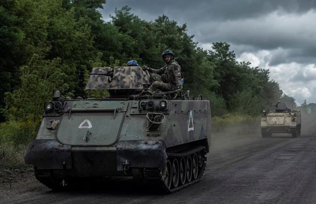 Ngoài lực lượng nêu trên, Quân đội Ukraine còn triển khai Tiểu đoàn tác chiến đặc biệt số 3 và các tiểu đoàn độc lập của Lực lượng Vệ binh Quốc gia, chịu trách nhiệm đảm bảo an ninh phía sau, đề phòng quân Nga vu hồi, đổ bộ vào bên sườn phía sau.