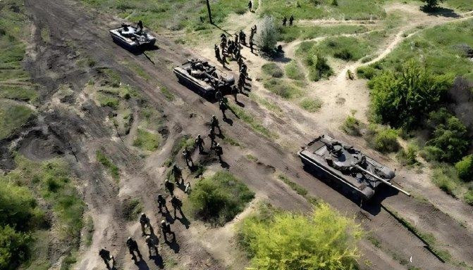 Nhưng điều quan trọng hơn là Lữ đoàn xe tăng 17 của Quân đội Ukraine, đơn vị chủ lực từng dẫn đầu các đơn vị xung kích tiến vào Nga, đã bị bao vây bởi Quân đội Nga ở khu rừng Olhovsky, bị tấn công dữ dội trong cuộc đột phá. Tới thời điểm hiện tại, về cơ bản toàn bộ Lữ đoàn 17 đã bị tiêu diệt và ra hàng. 