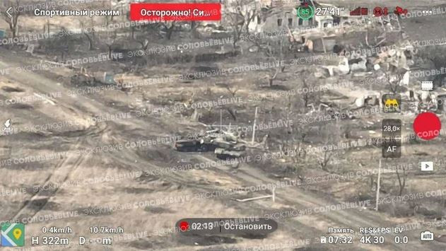 Vì vậy, những chiếc xe tăng chiến đấu chủ lực M1A1 Abrams Mỹ hỗ trợ này đóng vai trò rất hạn chế trong tay Quân đội Ukraine và chưa gây được nhiều áp lực lên lực lượng chiến đấu tiền tuyến của Nga. 