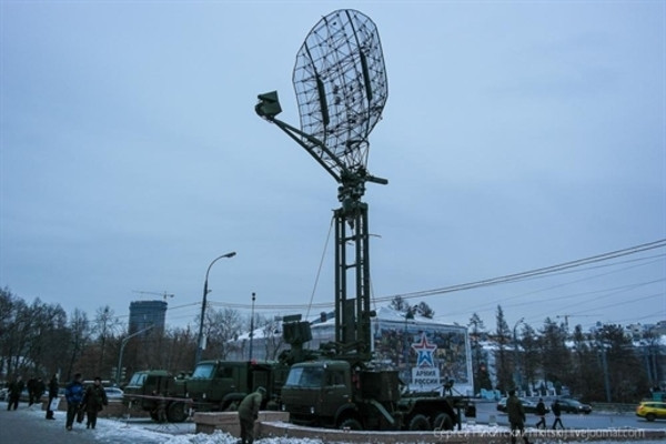 Với phạm vi bao phủ tương đối lớn của radar này, nó có thể phát hiện các mục tiêu nhỏ, cũng như những mục tiêu di chuyển ở độ cao thấp, máy bay không người lái và cả những mục tiêu có độ phản xạ radar thấp.