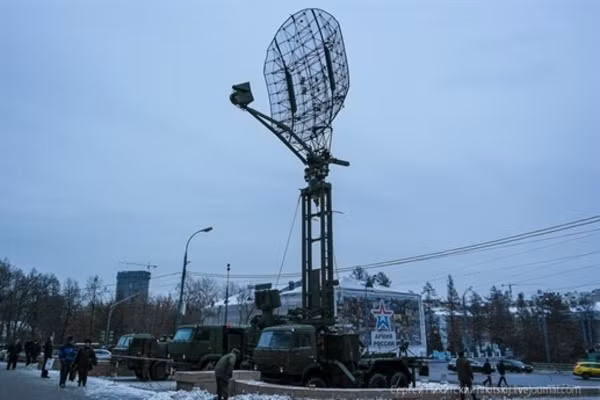 Với phạm vi bao phủ tương đối lớn của radar này, nó có thể phát hiện các mục tiêu nhỏ, cũng như những mục tiêu di chuyển ở độ cao thấp, máy bay không người lái và cả những mục tiêu có độ phản xạ radar thấp.