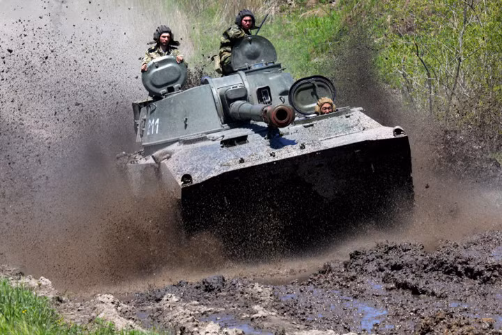 Hãng tin Mỹ CBS News, dẫn lời phát ngôn viên Lầu Năm Góc đưa tin. “Nga đã điều một số bệ phóng tên lửa và pháo tầm xa vào các vị trí khai hỏa, đe dọa Ukraine.