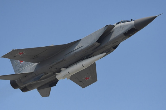 Trong “Kế hoạch B” của Nga, rất có thể Moscow chuyển giao máy bay chiến đấu MiG-31K, được trang bị tên lửa đạn đạo siêu thanh Kinzhal cho Belarus. Sự xuất hiện các tổ hợp Dagger tại Belarus của Nga, sẽ mở rộng phạm vi tấn công lãnh thổ NATO lên hàng trăm nghìn km vuông.