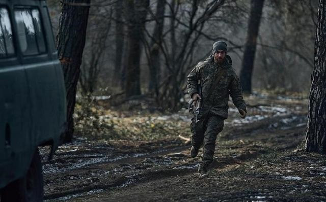 Còn các binh sĩ của các lữ đoàn xung kích Quân đội Ukraine nhận lệnh thông báo rằng, nếu họ có dấu hiệu bỏ chạy hoặc đầu hàng, thì sẽ bị các tay súng bắn tỉa từ Tiểu đoàn 2 của Lữ đoàn Azov hạ gục.