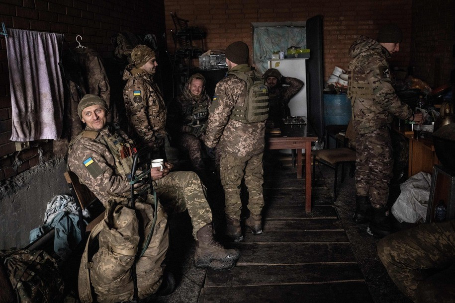 Lực lượng đặc nhiệm của Quân đội Ukraine (SOF) và Tiểu đoàn 2 thuộc Lữ đoàn xung kích số 3 Azov đã tiếp quản các vị trí phòng thủ trong khu vực đô thị Bakhmut theo đúng kế hoạch. Nhiệm vụ của họ là yểm trợ cho việc rút khoảng 30.000 quân thuộc 15 lữ đoàn của Quân đội Ukraine khỏi Bakhmut. Bởi hai đơn vị này là lực lượng tinh nhuệ đáng tin cậy nhất của Quân đội Ukraine ở đây.