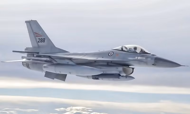 Na Uy hiện có 12 máy bay chiến đấu F-16 được nâng cấp, nhưng đã loại khỏi biên chế chiến đấu được một năm rưỡi và được cho là sẽ bán cho một công ty quân sự tư nhân. Tuy nhiên, Mỹ đã không cho phép thương vụ này, chủ yếu là do tình hình ở Ukraine. Như vậy, có thể cho rằng Na Uy sẽ là một trong những quốc gia có thể gửi máy bay tới Ukraine. Ảnh: Pinterest. 