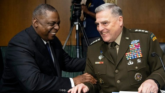 Gửi tiêm kích F-16 đến Ukraine sẽ rất tốn kém; điều này đã được Bộ trưởng Quốc phòng Mỹ Lloyd Austin và Tướng Mark Milley, Chủ tịch Hội đồng Tham mưu trưởng Liên quân làm rõ. Tuyên bố được đưa ra trong cuộc họp báo tại Lầu Năm Góc vào ngày 25/5 vừa qua, ngay sau cuộc họp của nhóm liên lạc ở Ukraine. Ảnh: BI.