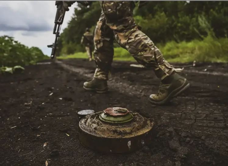 Tuy nhiên, UAV tự sát, pháo binh và không quân Nga đã không cho Quân đội Ukraine cơ hội rút lui về phía bắc và phía tây. Chúng ta có thể thấy từ nhiều video chiến trường do Nga công bố, quân tiếp viện của Quân đội Ukraine đã phải để quân rút qua các bãi mìn lớn do chính họ bố trí, trong điều kiện không có xe bọc thép.