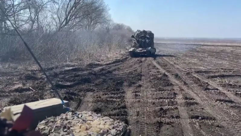 Bởi vì sau khi Quân đội Ukraine rút lui về các làng mạc và thị trấn phía sau, họ chỉ có thể tạm thời xây dựng một số tuyến phòng ngự lâm thời, chủ yếu là chiến hào, không thể chống đỡ được hỏa lực cường độ cao của quân Nga, nên thời gian phòng thủ của quân Ukraine ở một vị trí thậm chí có thể tính bằng giờ.