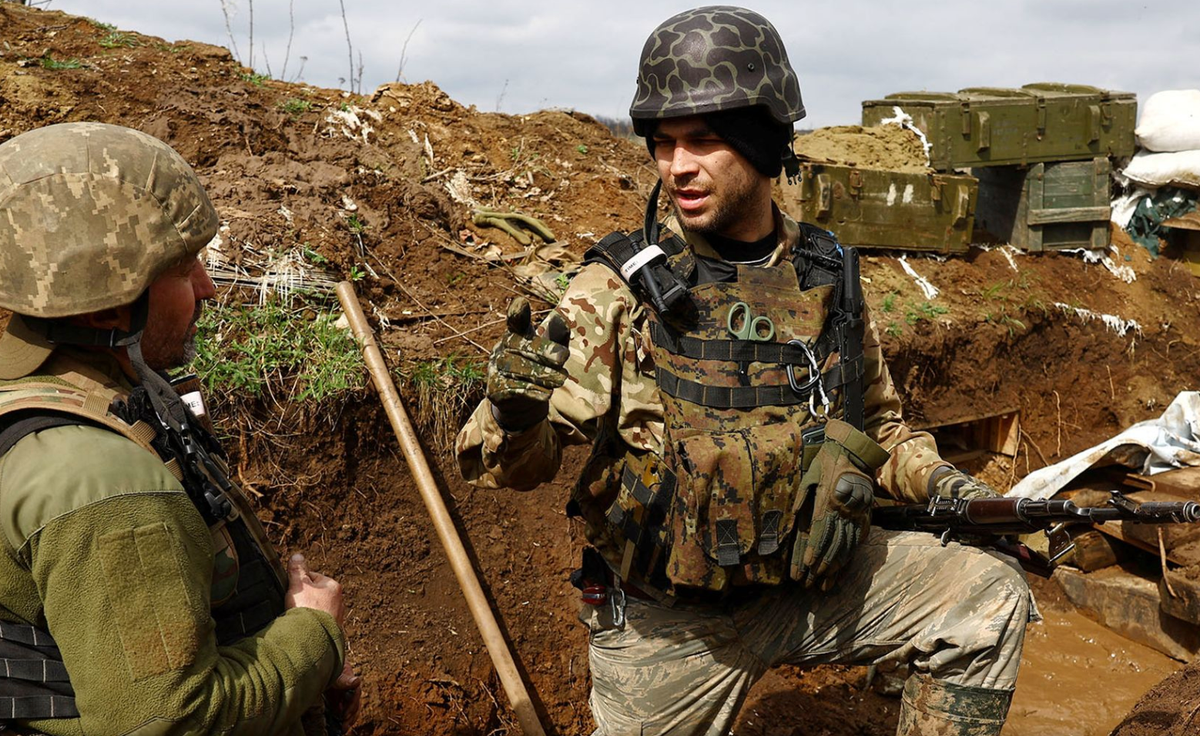 Thứ hai là Quân đội Ukraine không có sẵn lực lượng dự bị trên tuyến phòng thủ trung tâm ở Donetsk. Nhiều đơn vị đã lâu không được bổ sung quân và chưa được thay quân về hậu phương để nghỉ ngơi, phục hồi sức khỏe.
