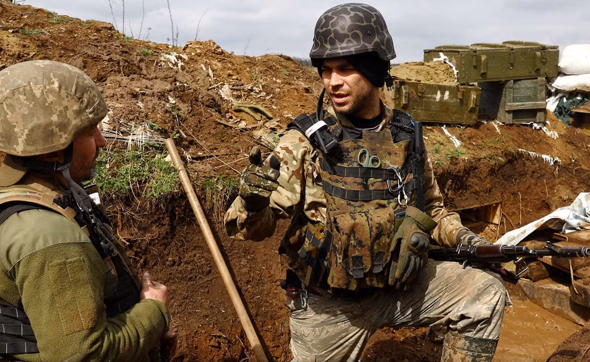 Thứ hai là Quân đội Ukraine không có sẵn lực lượng dự bị trên tuyến phòng thủ trung tâm ở Donetsk. Nhiều đơn vị đã lâu không được bổ sung quân và chưa được thay quân về hậu phương để nghỉ ngơi, phục hồi sức khỏe.