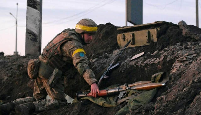 Mặc dù Quân đội Ukraine vẫn sử dụng các công sự được xây dựng kiên cố trong lòng đất, để chống cự một cách ngoan cường; nhưng rõ ràng là tình thế hoàn toàn bất lợi đối với Quân đội Ukraine, khi một lượng lớn binh lính Ukraine, bị thương và hy sinh mỗi ngày.