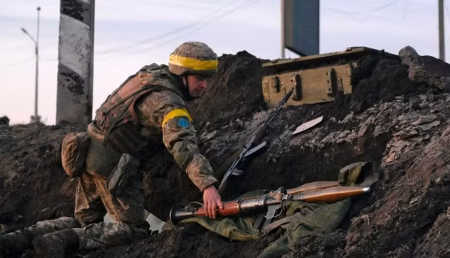 Mặc dù Quân đội Ukraine vẫn sử dụng các công sự được xây dựng kiên cố trong lòng đất, để chống cự một cách ngoan cường; nhưng rõ ràng là tình thế hoàn toàn bất lợi đối với Quân đội Ukraine, khi một lượng lớn binh lính Ukraine, bị thương và hy sinh mỗi ngày.