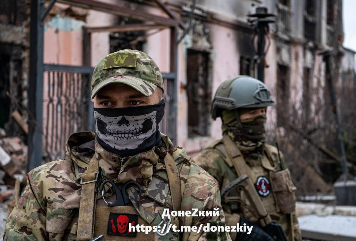 Sau khi thay Tư lệnh chiến trường mới, Quân đội Nga ngoài việc tiếp tục thực hiện các cuộc tấn công vào sâu lãnh thổ Ukraine bằng tên lửa và UAV tự sát; trên các hướng chiến trường, họ đã mở các cuộc phản công lớn và liên tiếp giành được các cứ điểm quan trọng. 