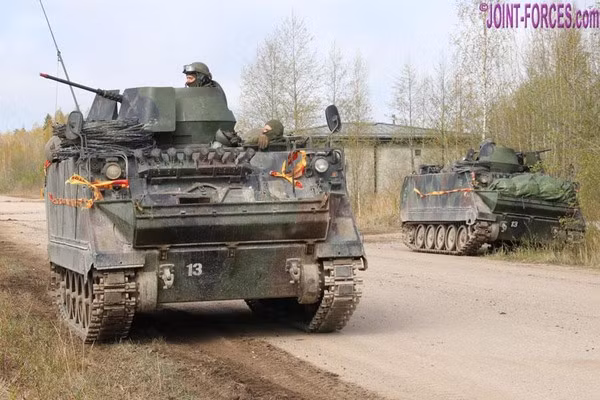 Về yểm trợ hỏa lực tiền tuyến, cũng hiếm khi thấy máy bay chiến đấu của Không quân Nga xuất kích trên chiến trường. Ngay cả các xe bọc thép M113 do Mỹ sản xuất, viện trợ cho quân đội Ukraine, cũng có thể hoạt động “rất tích cực” trên chiến trường.