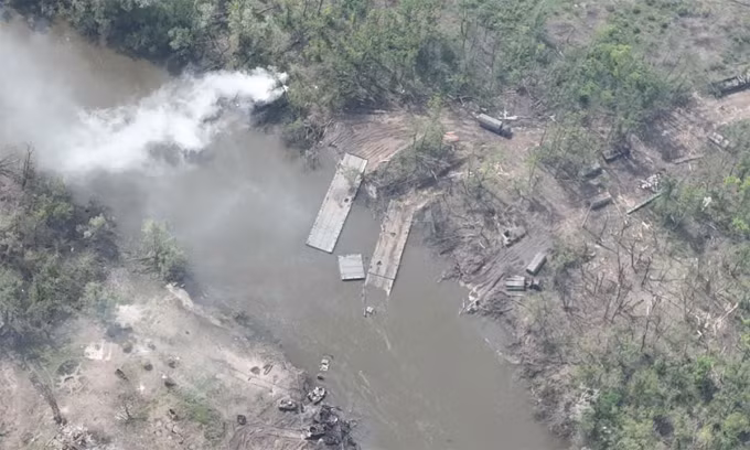 Điển hình nhất là 10 trận vượt sông Siverskyi Donets của quân Nga tại Lugansk, lần nào pháo binh Ukraine cũng có thể tấn công thành công quân Nga vượt sông. Trong 10 trận đánh vượt sông, Không quân Nga đã không lần nào không kích thành công, các các trận địa pháo bố trí sẵn của quân đội Ukraine.