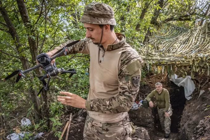 Kết quả là trên chiến trường, GPS của Ukraine được sử dụng “rất vui vẻ” và “thoải mái”. Ngay cả UAV thương mại của Ukraine (đặt mua trên các sàn giao dịch điện tử), cũng đang bay đầy “trên đầu” và đều có gắn bom, phá hủy trực tiếp nhiều hệ thống tác chiến điện tử của Nga. 