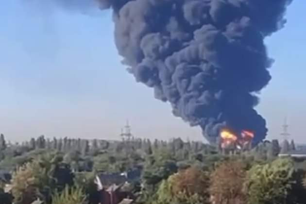 Trước khi xung đột nổ ra, quân đội Nga được mệnh danh là “Quân đội pháo binh”. Kết quả là khi Quân đội Ukraine đưa vào sử dụng tên lửa HIMARS, kho đạn Nga liên tục nổ tung, radar chống pháo cũng bị nổ tung. Mỗi ngày hàng nghìn khẩu pháo của quân Nga đồng loạt bắn ra, nhưng không loại bỏ được pháo binh Ukraine.