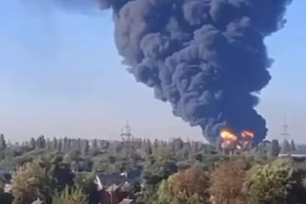 Trước khi xung đột nổ ra, quân đội Nga được mệnh danh là “Quân đội pháo binh”. Kết quả là khi Quân đội Ukraine đưa vào sử dụng tên lửa HIMARS, kho đạn Nga liên tục nổ tung, radar chống pháo cũng bị nổ tung. Mỗi ngày hàng nghìn khẩu pháo của quân Nga đồng loạt bắn ra, nhưng không loại bỏ được pháo binh Ukraine.