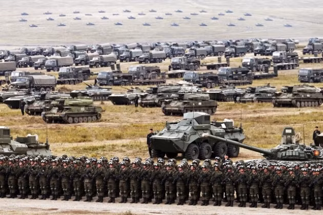 Hiện tại có 50 tiểu đoàn chiến thuật với số lượng khoảng 175 nghìn quân nhân gần biên giới Ukraine, nhưng nếu cần thiết, trong vài ngày tới, thành phần này có thể tăng lên gấp đôi. Thực chất đây là tất cả các đơn vị Nga, nằm trong các đơn vị thuộc Quân khu phía Tây của Nga.