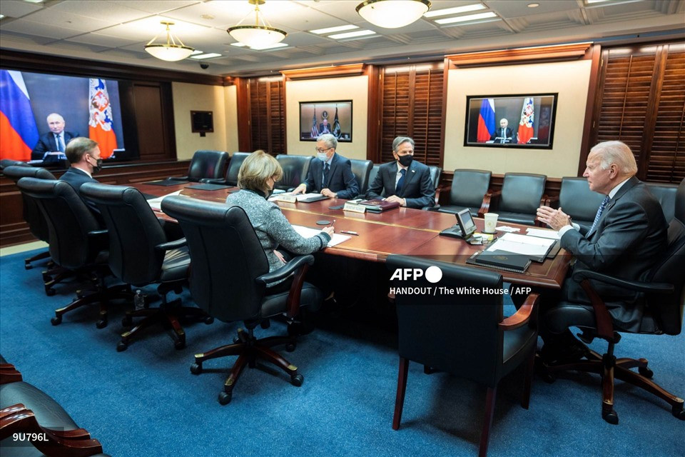 Theo thông tin trên trang web của Điện Kremlin, “một cuộc trò chuyện kéo dài đã diễn ra” giữa tổng thống hai nước. Đặc biệt, họ đã thảo luận về "việc thực hiện các kết quả" của hội nghị thượng đỉnh tháng 6 tại Geneva.