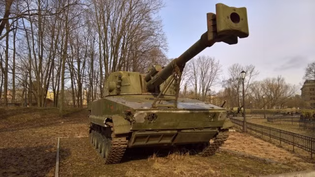 Điều đáng chú ý là lựu pháo tự hành cỡ nòng lớn đầu tiên trên thế giới 2S18 “Pat-S” được phát triển từ những năm 80 của thế kỷ trước, bởi Phòng thiết kế đặc biệt của Nhà máy chế tạo máy Kurgan. Tuy nhiên, pháo này không được sản xuất hàng loạt; mà chỉ có một nguyên mẫu được chế tạo. 