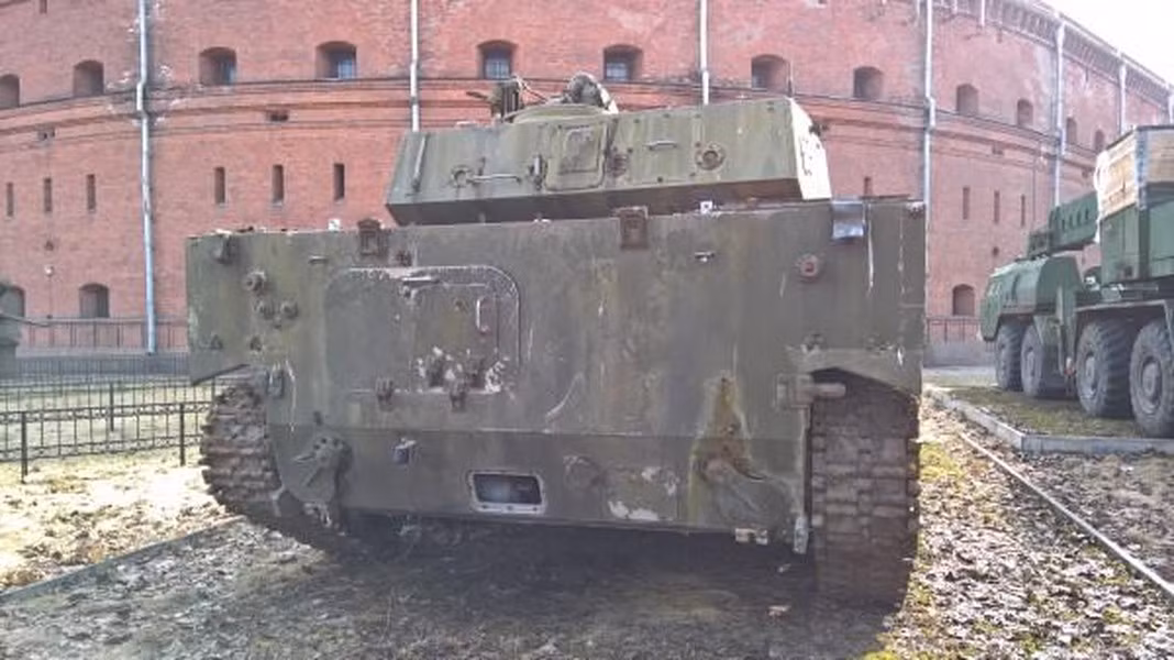 Pháo 2A63 được sử dụng làm vũ khí chính trong thiết kế của pháo tự hành Pat-S, có khả năng sử dụng tất cả các loại đạn pháo lựu cỡ 152 mm của Liên Xô trước đó. Pháo sử dụng khung gầm xe chiến đấu bộ binh BMP-3 mới được phát triển. 