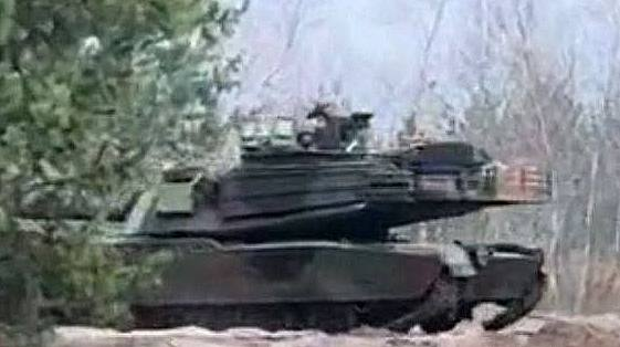 Thậm chí phóng viên CNN còn phát hiện thấy một chiếc M1A1 Abrams của quân Ukraine “đứng bất động” dưới gốc cây, hóa ra chiếc xe tăng này hỏng động cơ. “Nó gần như bất động do trục trặc động cơ, dù mới được chuyển giao từ Ba Lan”, CNN đưa tin.